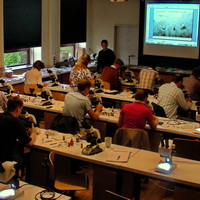 Aufmerksames mikroskopieren im Hausfäulepilz-Seminar.